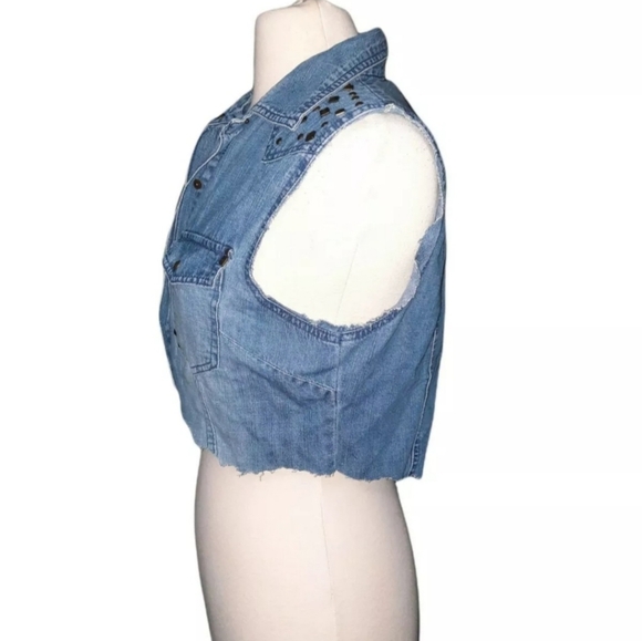 Denim Co 10 Sleeveless Distressed Jean Vest Jacket Light Blue Wash Studd… - Picture 2 of 3
